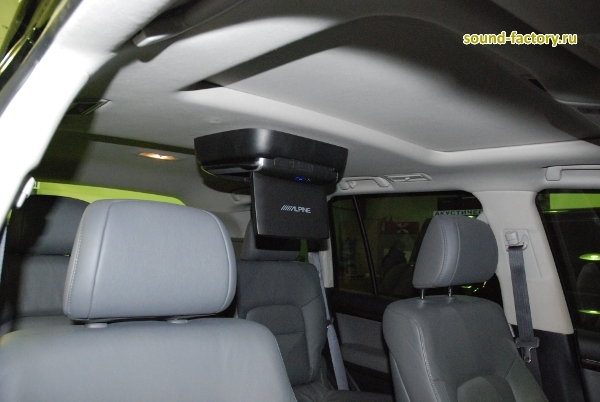 Установка: Потолочный монитор в Toyota Land Cruiser 200